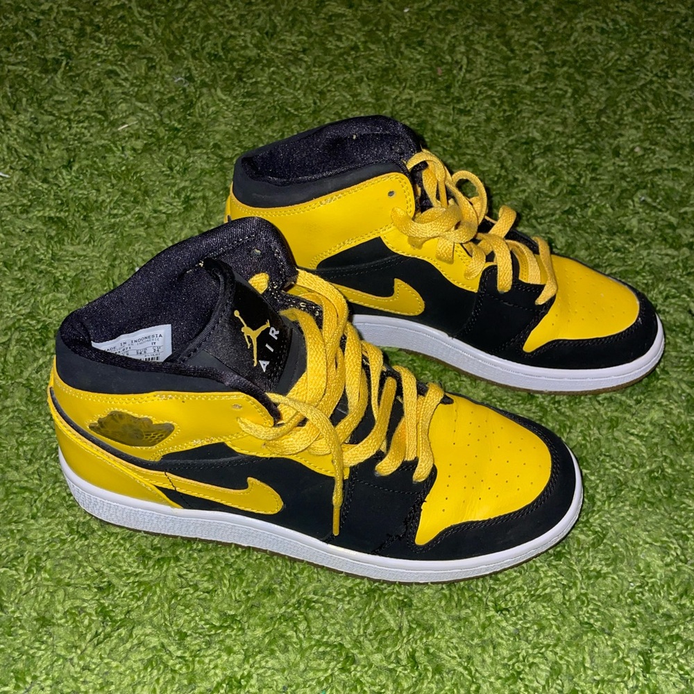 Air Jordan 1 Retro Yellow and Black Shoes